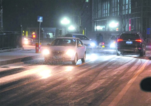 济南2月4日傍晚迎来降雪 记者 王晓峰 摄